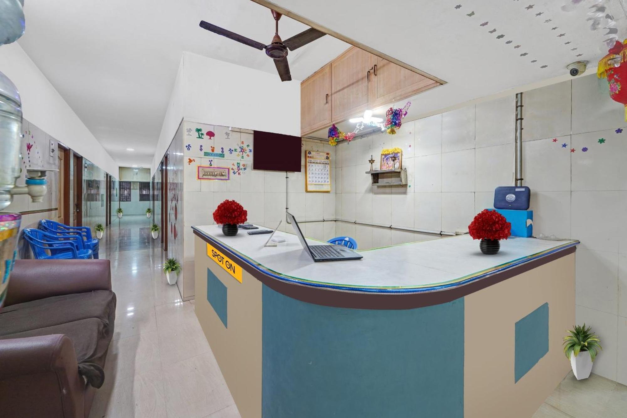Spot On New Golden Star Guest House Near Thirumangalam Metro Station 钦奈 外观 照片